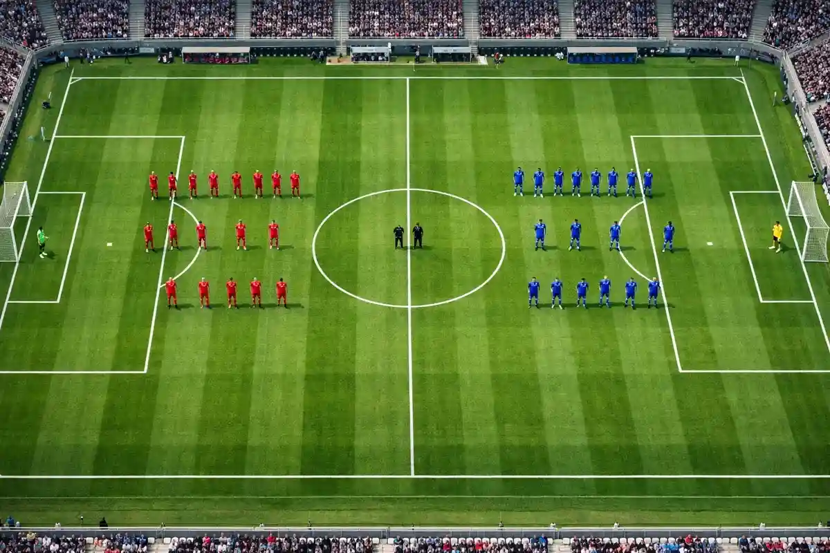 Campo di calcio visto dall'alto con le due squadre schierate